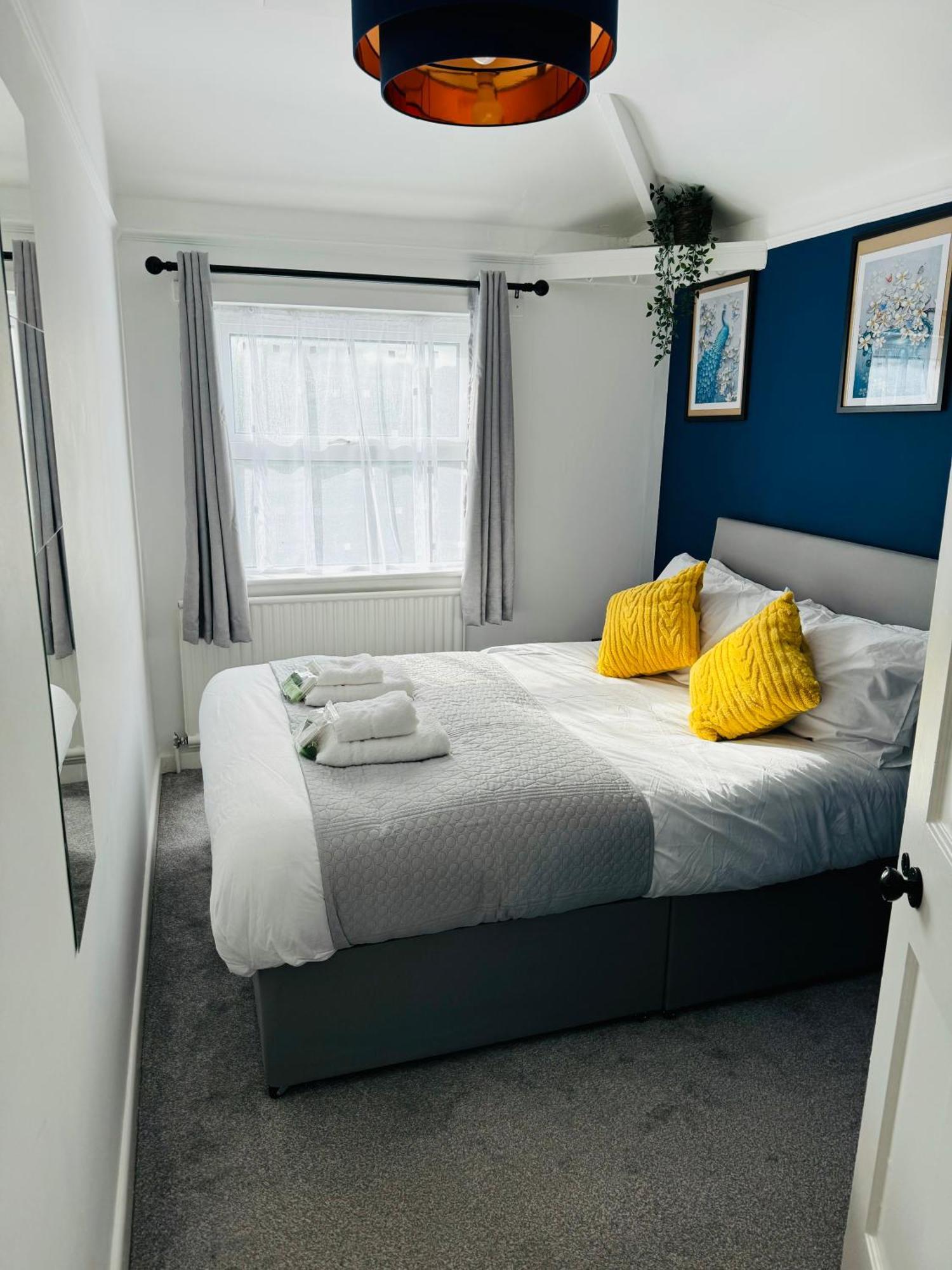 Chic 5 Bedroom House With Private Parking & Garden