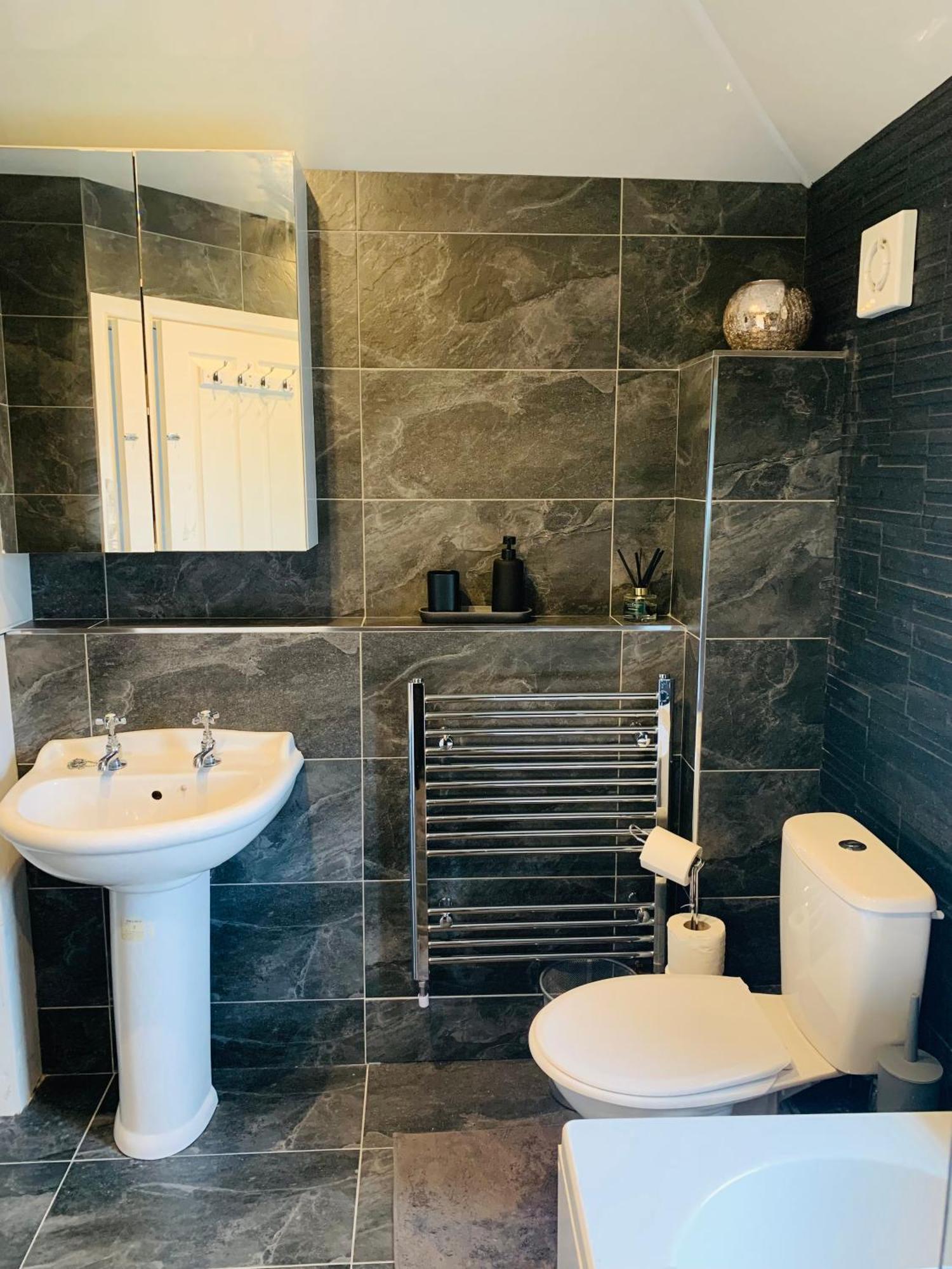 Chic 5 Bedroom House With Private Parking & Garden Holiday home