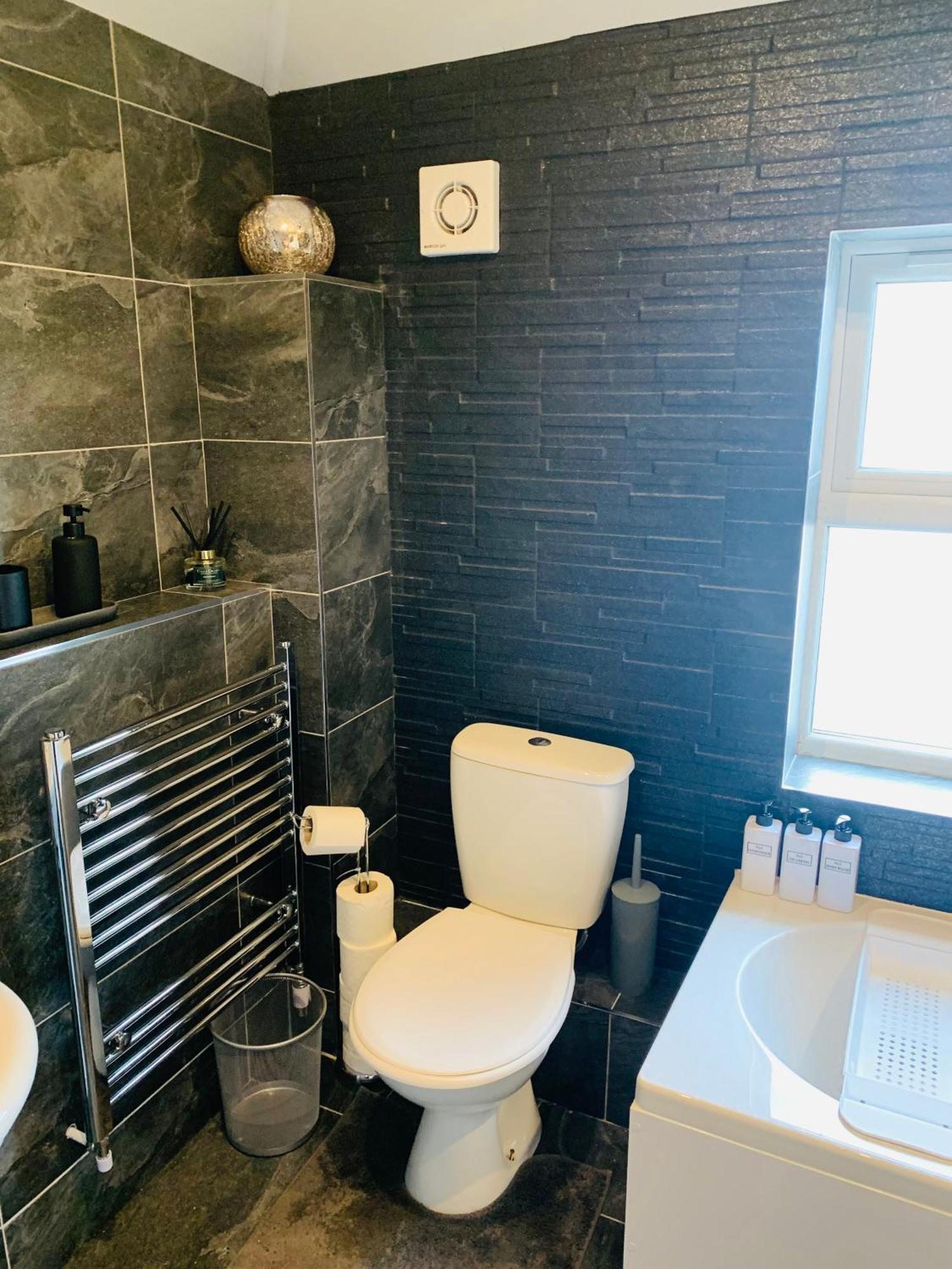Holiday home Chic 5 Bedroom House With Private Parking & Garden *