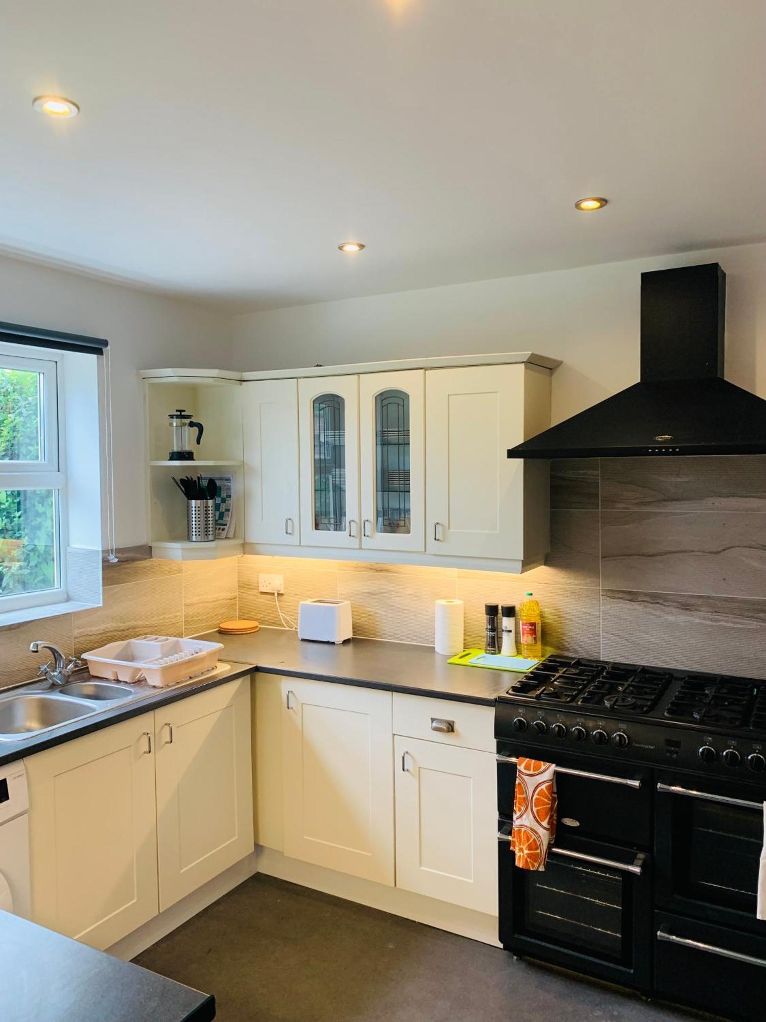 Chic 5 Bedroom House With Private Parking & Garden Holiday home *