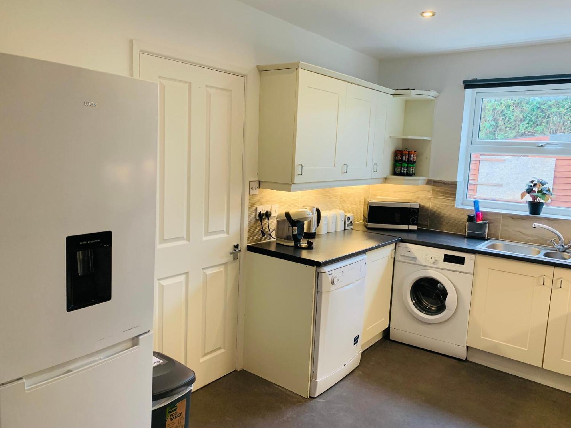 Chic 5 Bedroom House With Private Parking & Garden Holiday home Bristol