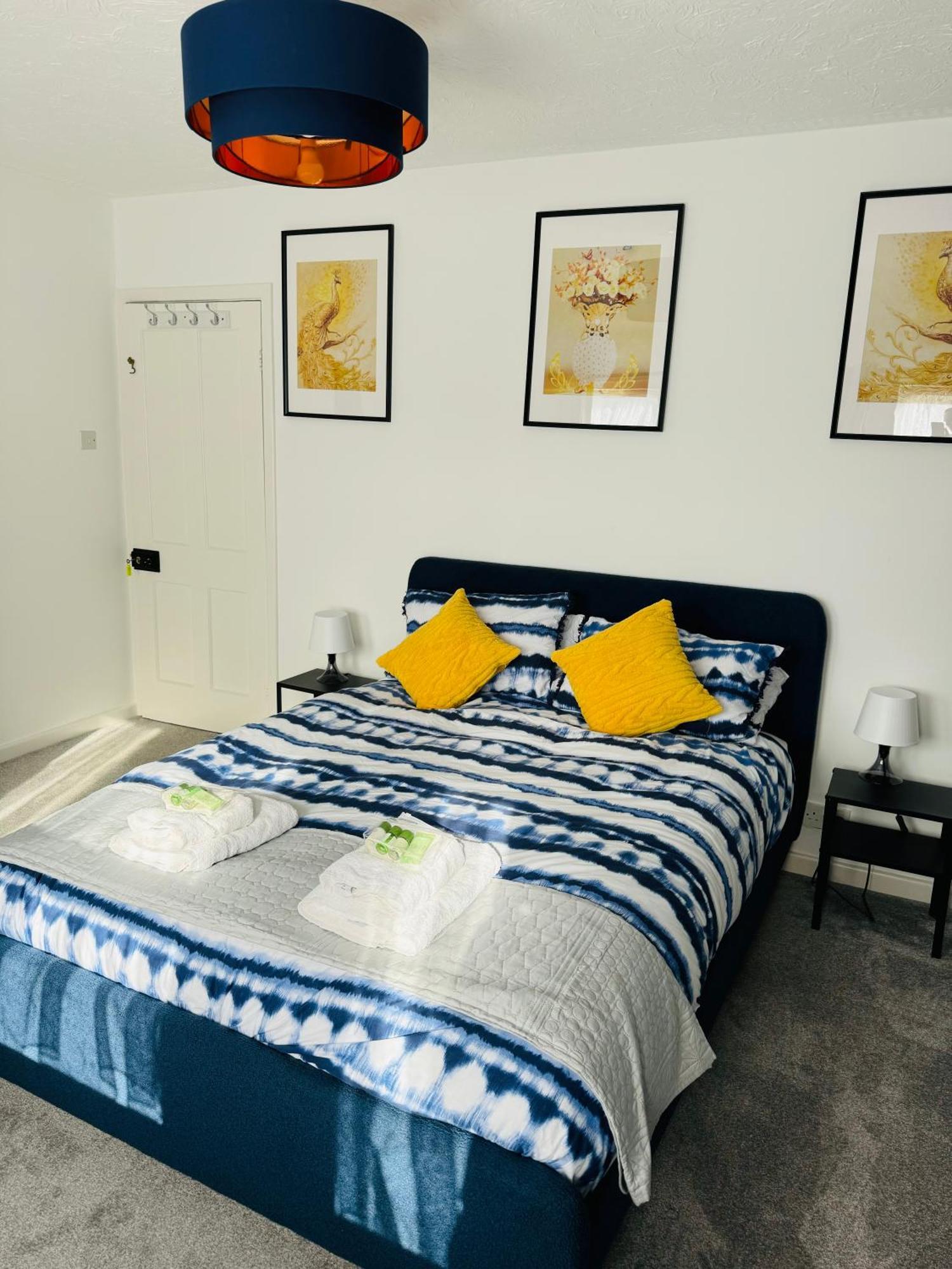 Holiday home Chic 5 Bedroom House With Private Parking & Garden
