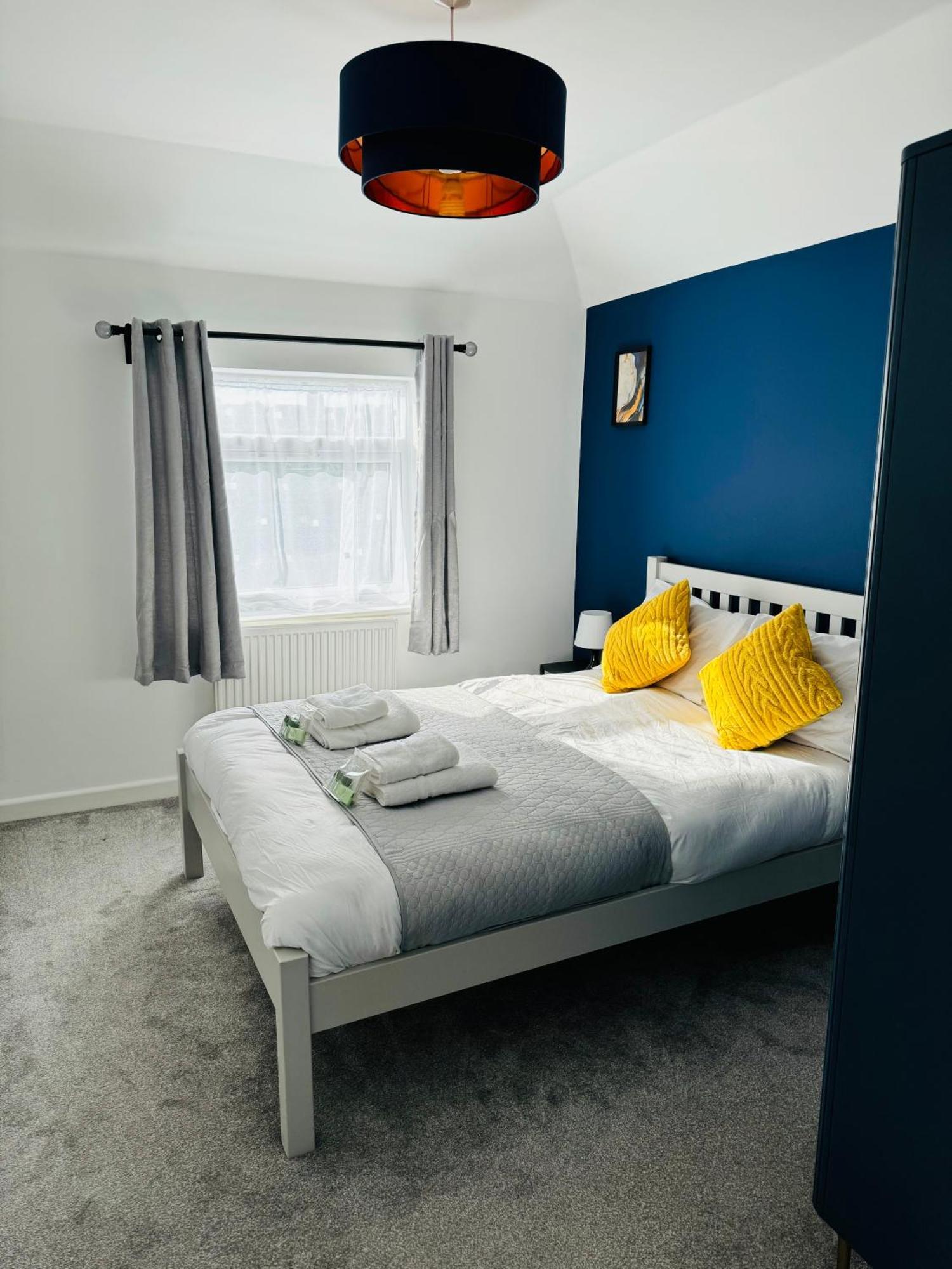 Chic 5 Bedroom House With Private Parking & Garden Holiday home Bristol