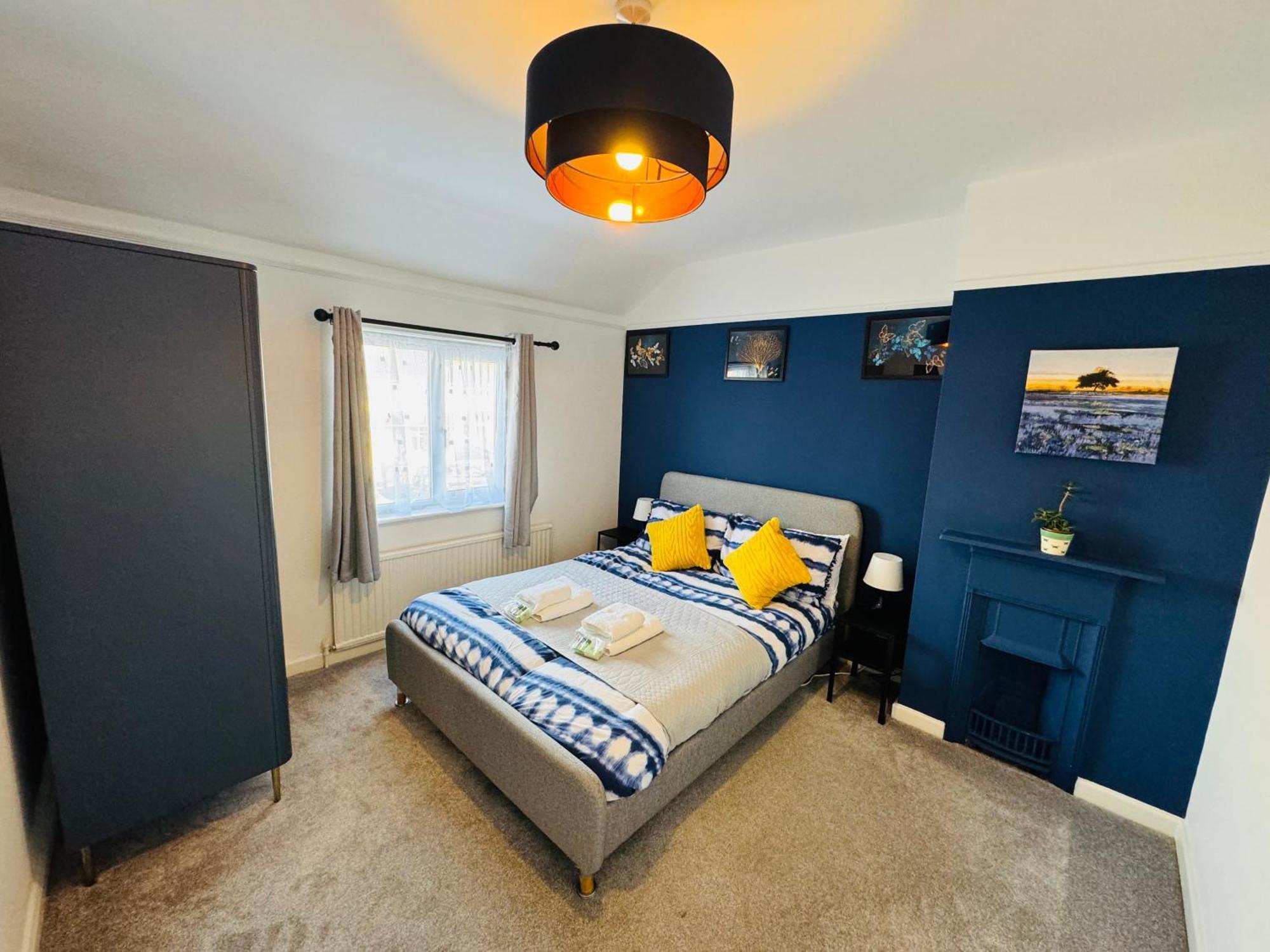 Chic 5 Bedroom House With Private Parking & Garden Holiday home
