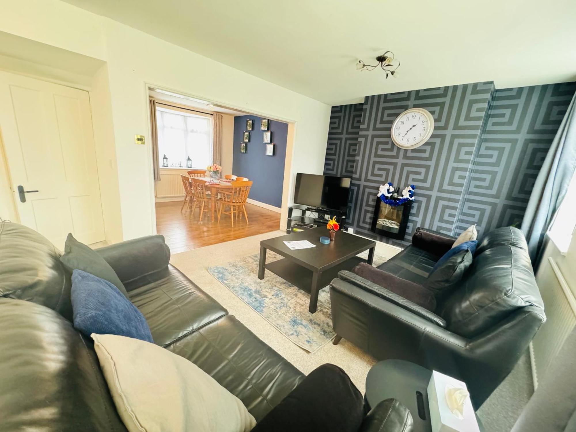 Holiday home Chic 5 Bedroom House With Private Parking & Garden *