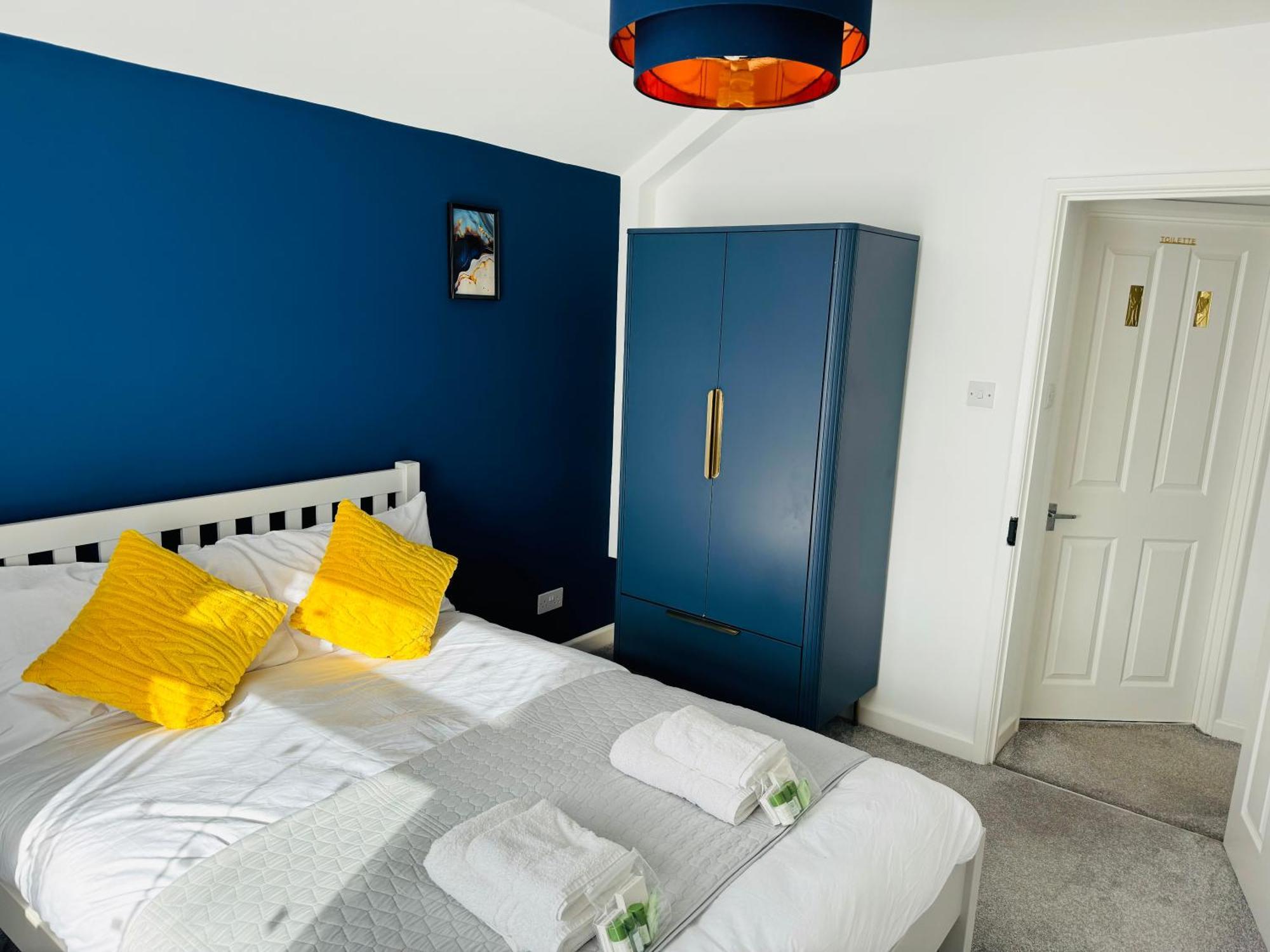 Chic 5 Bedroom House With Private Parking & Garden