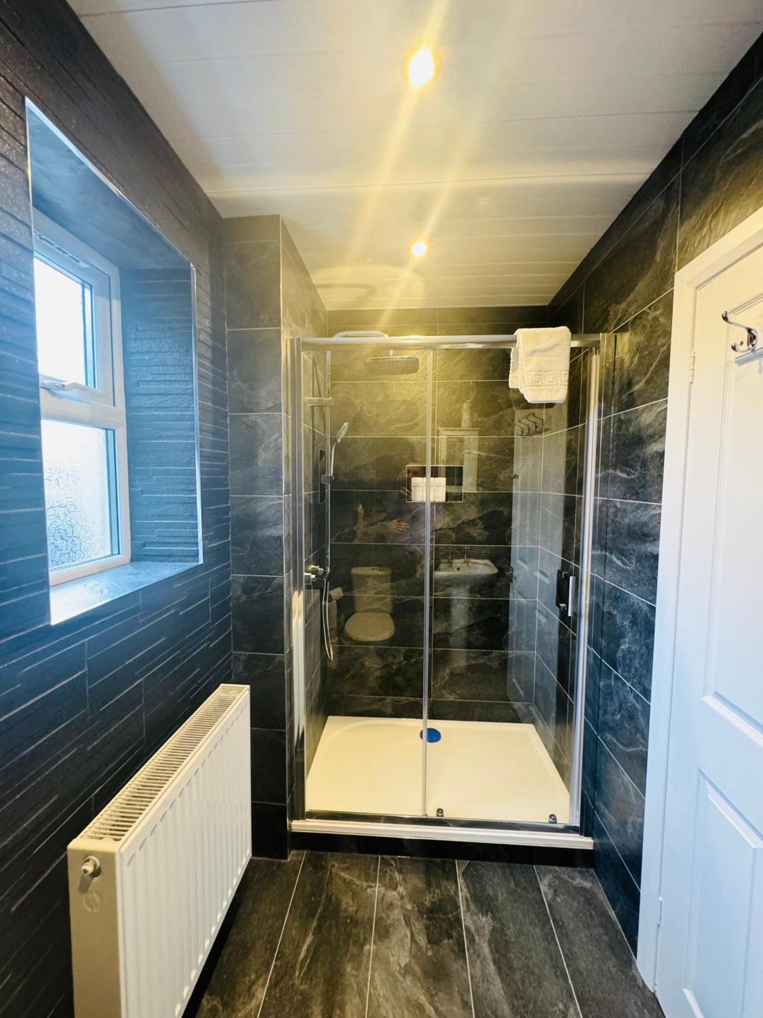 Holiday home Chic 5 Bedroom House With Private Parking & Garden