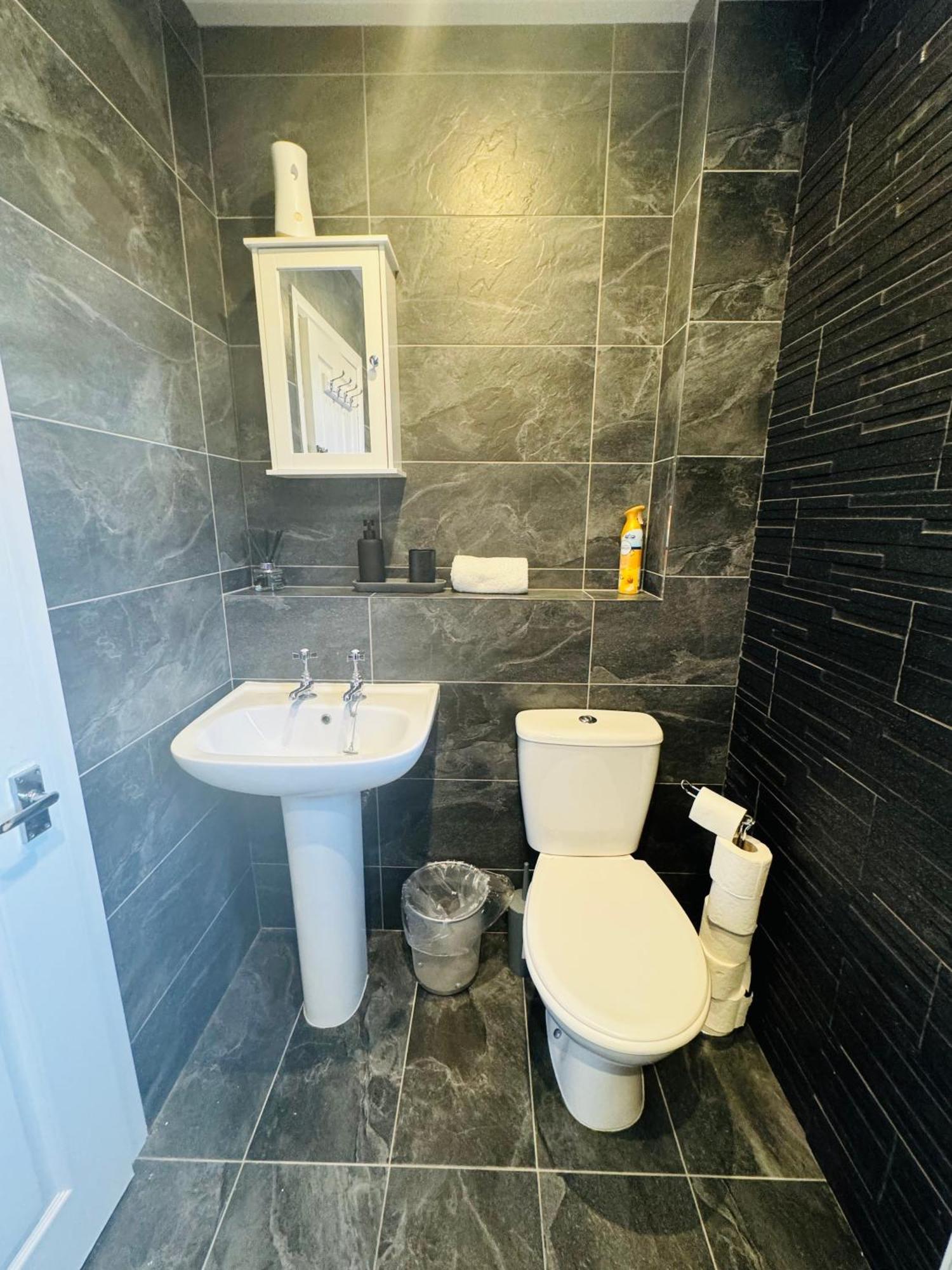 Chic 5 Bedroom House With Private Parking & Garden Holiday home Bristol