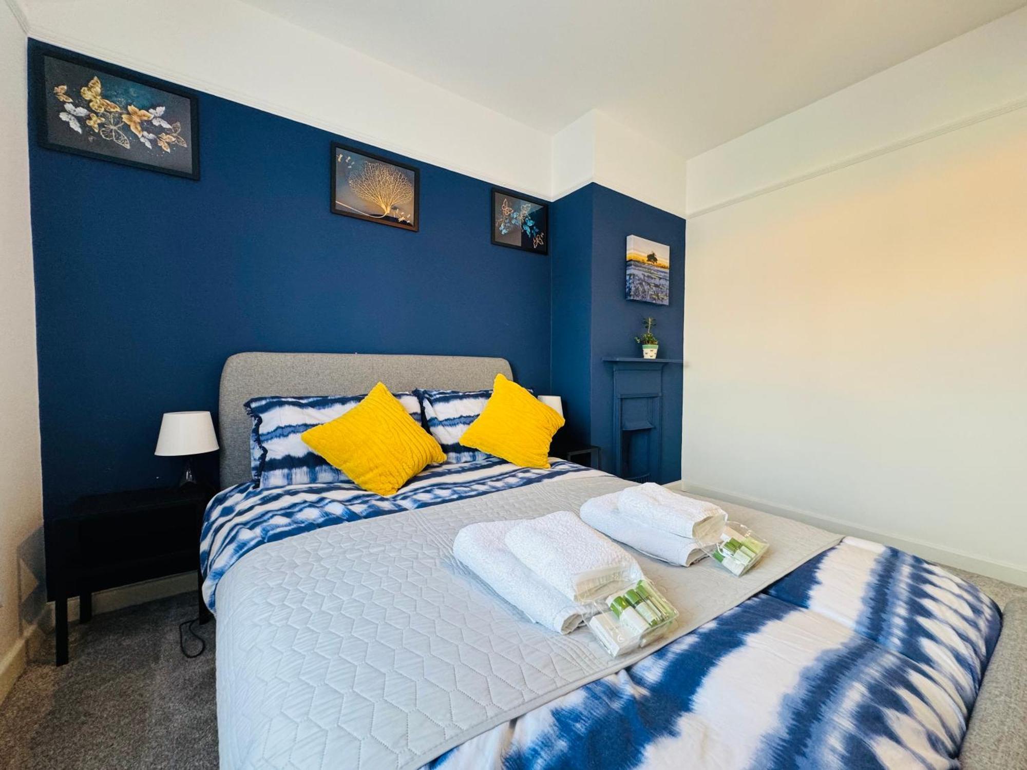 Chic 5 Bedroom House With Private Parking & Garden Bristol