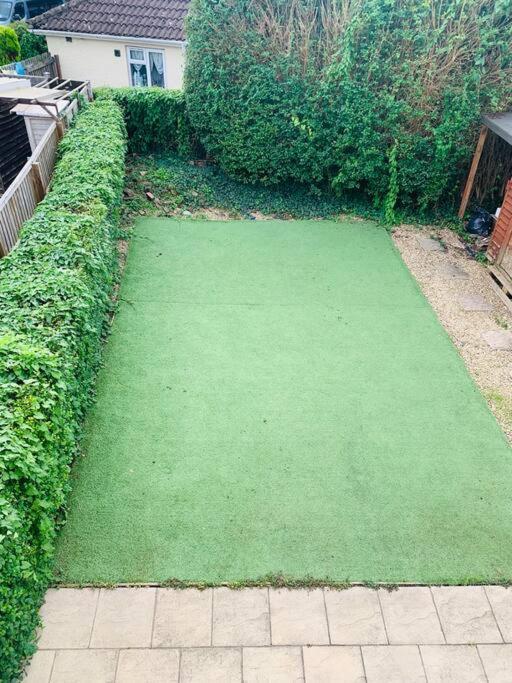 Holiday home Chic 5 Bedroom House With Private Parking & Garden *