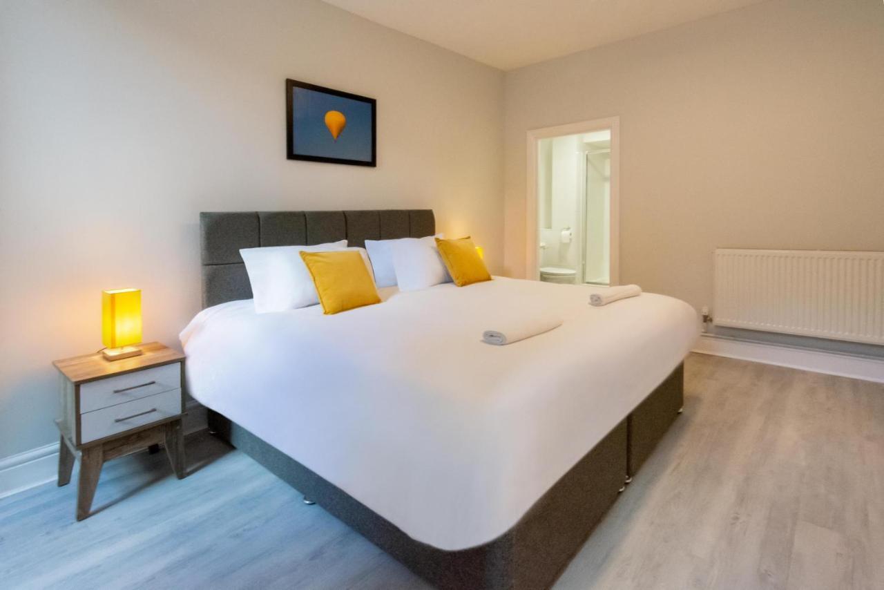 Free Parking! Very Large 2 Bedroom Clifton Flat