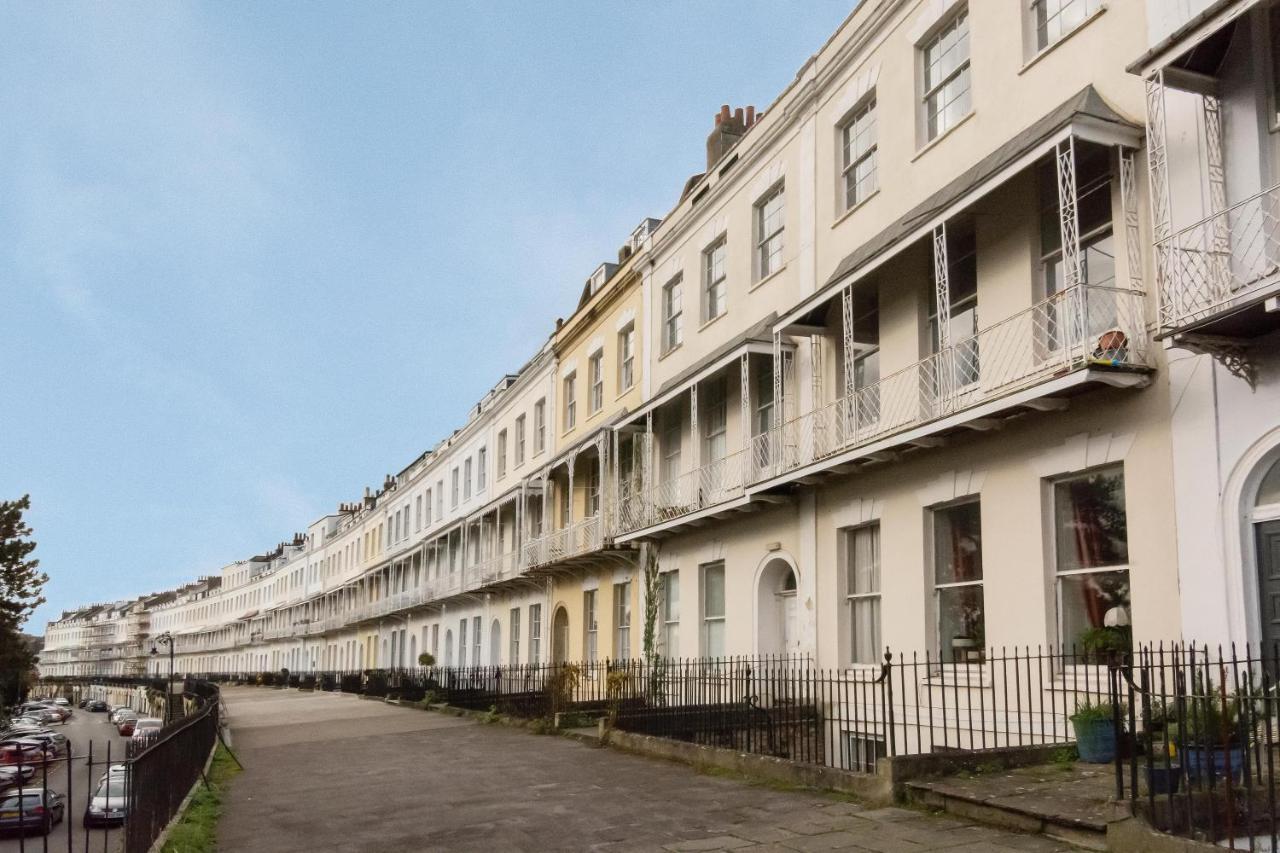 Free Parking! Very Large 2 Bedroom Clifton Flat * Bristol