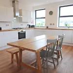 Contemporary 2 Bedroom Apartment With Parking