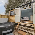 Honeysuckle Hut, Myrtle Farm