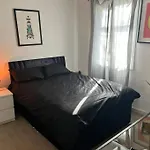 Spacious 3 Bedroom House Close To City Centre