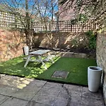 Spacious 3 Bedroom House Close To City Centre