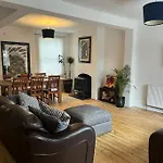Spacious 3 Bedroom House Close To City Centre
