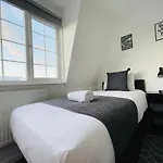 Cheerful 5-Bedroom With Free Parking