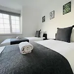 Cheerful 5-Bedroom With Free Parking