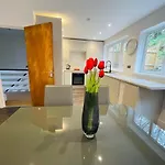 Cheerful 5-Bedroom With Free Parking