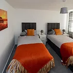 Exceptional Abode, Fast Wifi, Parking, Kingswood