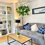 Lovely 2-Bedroom Bristol Apartment. Free Parking.