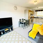 Contemporary - Bristol City Centre Apartment