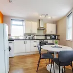 Primeee Location! - Modern Central Apartment
