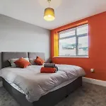 Primeee Location! - Modern Central Apartment