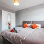 Primeee Location! - Modern Central Apartment
