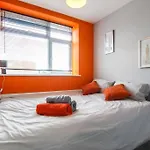 Primeee Location! - Modern Central Apartment