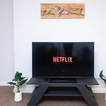 Superb Dwelling! Fast Wifi, Parking, Patchway