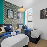 Stunning Abode - Sleeps 10 - Parking