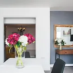 Easton Gem - Two Bedroom With Courtyard