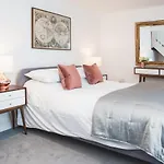 Easton Gem - Two Bedroom With Courtyard