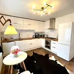 Gorgeous 2 Bedroom Apartment Edge Of Cabot Circus