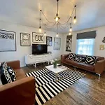Gorgeous 2 Bedroom Apartment Edge Of Cabot Circus