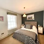 Gorgeous 2 Bedroom Apartment Edge Of Cabot Circus
