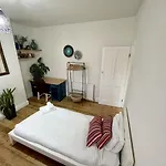 Colourful 3Bd Home With Garden In Southville