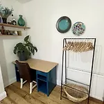 Colourful 3Bd Home With Garden In Southville