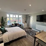 Abbotsbury 1 Bed Studio Opposite Uwe Free Parking