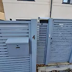 Lovely And Modern Groundfloor 1 Single Bedroom Condo With Netflix, Tea/Coffee/Biscuits