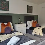 Exquisite Apartment - Sleeps 8 - Garden - Parking