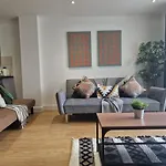 Exquisite Apartment - Sleeps 8 - Garden - Parking