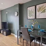 Exquisite Apartment - Sleeps 8 - Garden - Parking