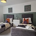 Exquisite Apartment - Sleeps 8 - Garden - Parking