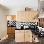 Fabulous 2 Bedroom Cottage In Fantastic Clifton - Simply Check In