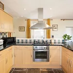 Fabulous 2 Bedroom Cottage In Fantastic Clifton - Simply Check In