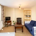 Fabulous 2 Bedroom Cottage In Fantastic Clifton - Simply Check In