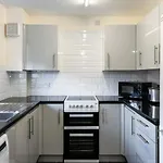 Modern 2 Bed House- Free Parking And Close To The Centre